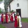  W Bełchowie członkowie „Faustinum” mają specjalne  biało-czerwone płaszcze, symbolizujące krew i wodę