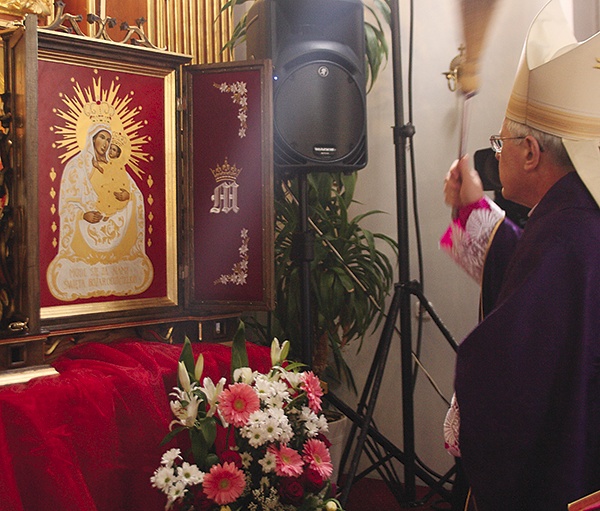  Kopia obrazu poświęcona przez biskupa Edwarda Dajczaka będzie pielgrzymować po domach złocienieckich rodzin 