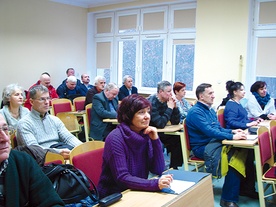 56 studentów-seniorów zasiadło w ławach AP, niektórzy ramię w ramię z wnukami.