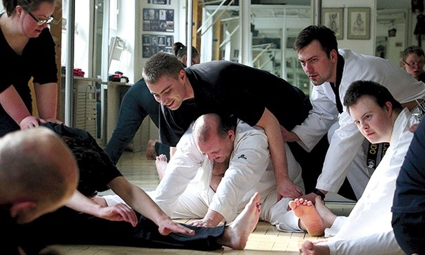  Profesjonalny trener pomaga w rozciąganiu 