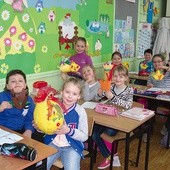Dzieci z SP nr 13 w Tarnowskich Górach podczas przygotowywania koszyczków i ozdób świątecznych