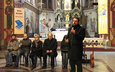  Adam Regiewicz (stoi) podczas katechezy neokatechumenalnej w kościele św. Anny w Zabrzu