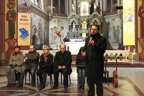  Adam Regiewicz (stoi) podczas katechezy neokatechumenalnej w kościele św. Anny w Zabrzu