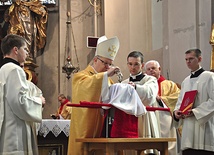  Bp Andrzej Czaja przygotowuje Krzyżmo święte. Po liturgii poświęcone oleje trafiły  do wszystkich parafii w diecezji
