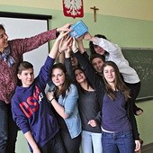 Gimnazjaliści z bielskiej Jedynki i ich katechetka Wioletta Łakomiec, która zaprosiła uczniów na kurs dla młodzieży DSNE