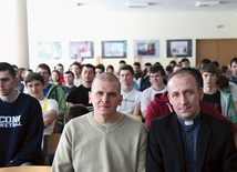 Ks. Wojciech Jamroziński i Tomasz Chruśliński namawiali maturzystów do ratowania chorych na białaczkę