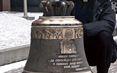 Ks. Jarosław Mitrzak z Syberii z dzwonem „Jan Paweł II”  w Czernicy pod Rybnikiem