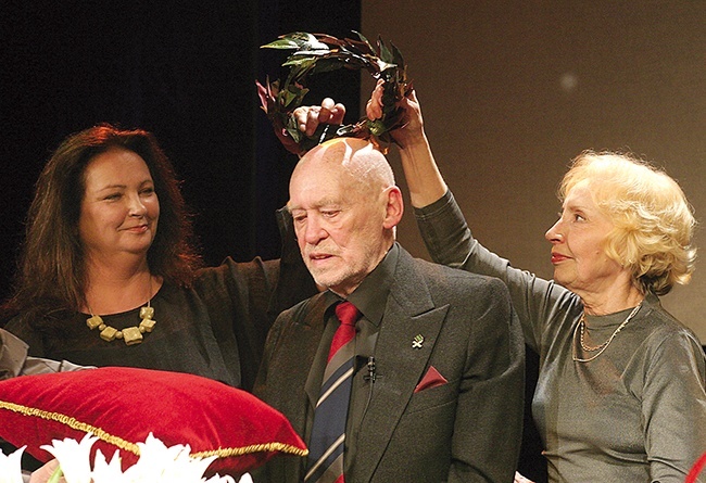  W 2006 r., podczas jubileuszu 60-lecia pracy scenicznej, wawrzynem sławy uwieńczyły jubilata koleżanki – Anna Dymna (po lewej) i Anna Polony
