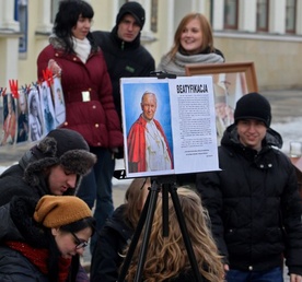 Młodzi na lubelskim deptaku przypominali przechodniom o Papieżu Polaku