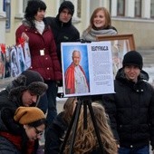 Młodzi na lubelskim deptaku przypominali przechodniom o Papieżu Polaku