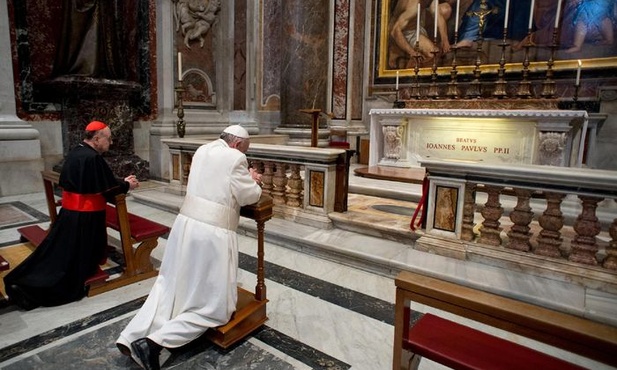 Franciszek modlił się przed grobem Jana Pawła