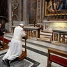 Franciszek modlił się przed grobem Jana Pawła