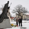 Złożenie kwiatów przed pomnikiem papieskim w Łowiczu przez władze powiatu