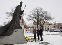 Złożenie kwiatów przed pomnikiem papieskim w Łowiczu przez władze powiatu