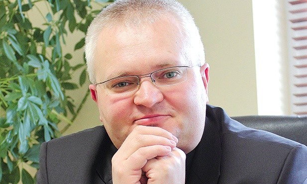 – Często spowiedź „bo ma się być chrzestnym” może budzić wątpliwości. Przecież ważny jest żal, to, co chcesz zrobić, aby nie wracać do grzechu. A tu twoje motywy spowiedzi są zupełnie inne. Czy masz wolę nawrócenia? – pyta ks. Lucjan Świto