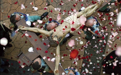  Oviedo, 24 marca 2013. Płatki róż spadające na figurę Ukrzyżowanego w czasie tradycyjnej procesji Niedzieli Palmowej