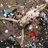  Oviedo, 24 marca 2013. Płatki róż spadające na figurę Ukrzyżowanego w czasie tradycyjnej procesji Niedzieli Palmowej