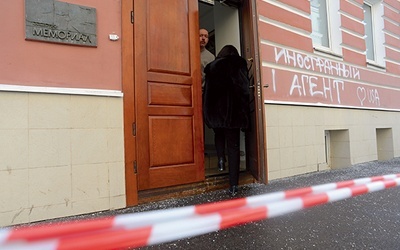 Na siedzibie „Memoriału” w Moskwie tzw. nieznani sprawcy napisali już, że to siedziba zagranicznych agentów 