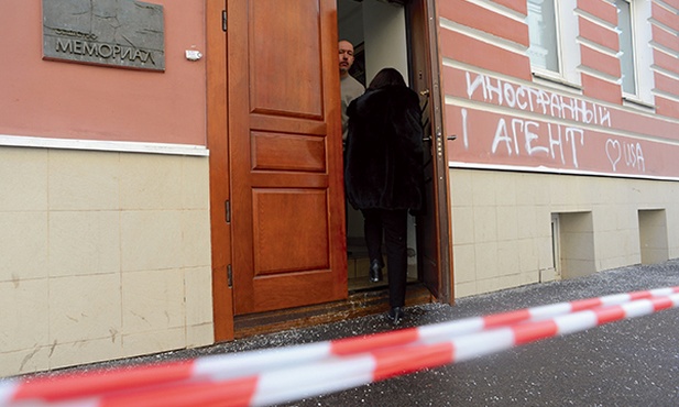 Na siedzibie „Memoriału” w Moskwie tzw. nieznani sprawcy napisali już, że to siedziba zagranicznych agentów 