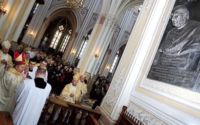 Tablica z płaskorzeźbą poświęcona przez bp. Henryka Tomasika jest darem duchowieństwa i wiernych