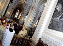 Tablica z płaskorzeźbą poświęcona przez bp. Henryka Tomasika jest darem duchowieństwa i wiernych