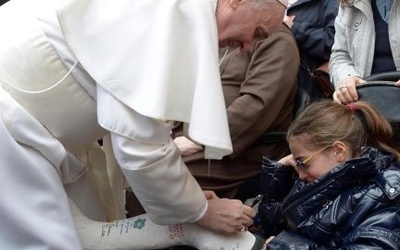 Papież złożył podpis na gipsie dziewczynki