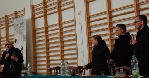 Prowadząca spotkania dr Iwona Zielonka dziękowała gościom za świadectwo