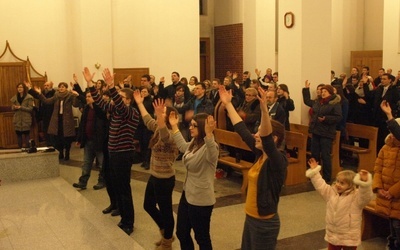 Uczestnicy spotkania uwielbiali Boga modlitwą i śpiewem