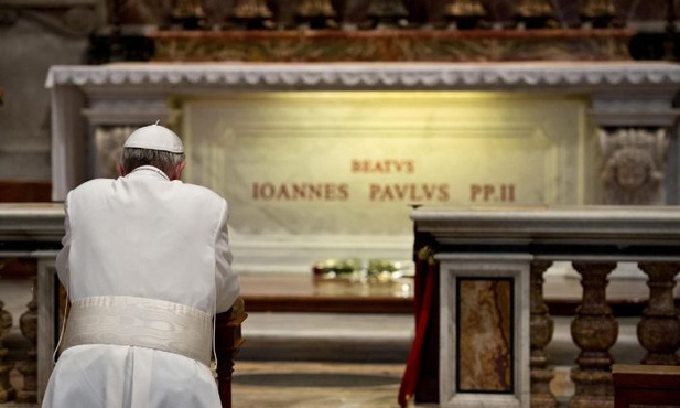 Co papież zawdzięcza papieżowi?