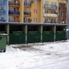 Segregowanie odpadów na osiedlach umożliwiają odpowiednie kontenery