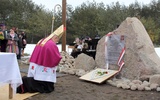 Bp Józef Zawitkowski klęczy przed pomnikiem ofiar katastrofy smoleńskiej