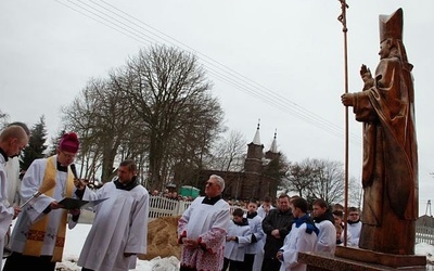 Bp Piotr Libera poświęcił dom rekolekcyjny i pomnik jego Patrona 