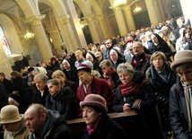 Tłumy wiernych w płockiej katedrze