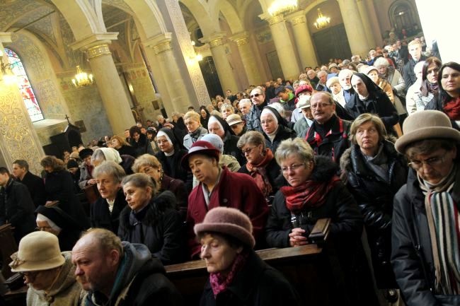 Tłumy wiernych w płockiej katedrze