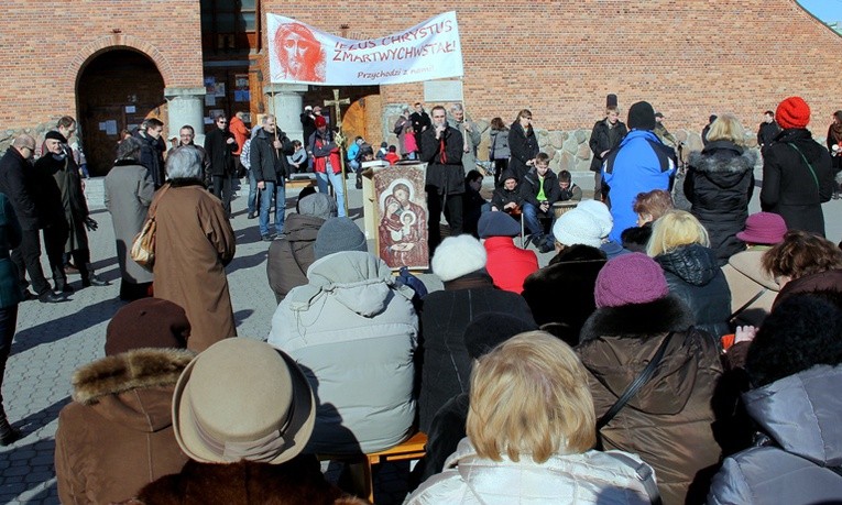 Kim tak naprawdę jest dla ciebie Bóg? - pytali członkowie wspólnoty zebranych na placu przy kościele Wniebowstąpienia Pańskiego na Ursynowie