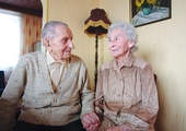 – Miłość potrzebuje cierpliwości, tolerancji i wyrozumiałości – przekonują jubilaci Po prawej: Zdjęcie ślubne  z 3 marca 1943 roku