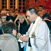 Wierni zgromadzeni w kościele pw. Ducha Świętego uczcili relikwie z krwi bł. Jana Pawła II przyniesione z Góry Chełmskiej