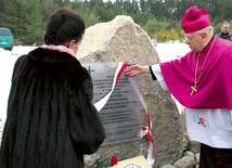   Odsłonięcie pamiątkowej tablicy przez prezydentową Karolinę Kaczorowską i bp. Józefa Zawitkowskiego