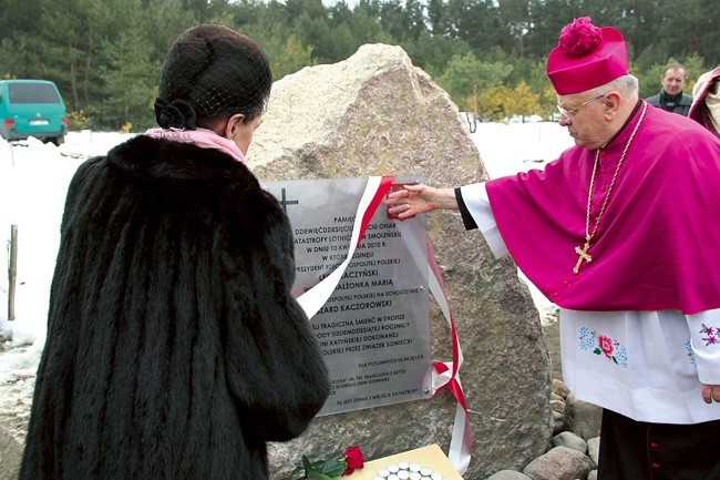   Odsłonięcie pamiątkowej tablicy przez prezydentową Karolinę Kaczorowską i bp. Józefa Zawitkowskiego