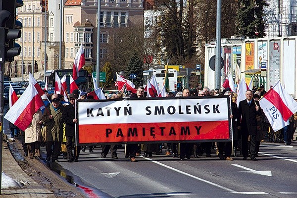 Katastrofa smoleńska ciągle budzi wiele kontrowersji, ale jedno nie ulega wątpliwości – zginęli tam ludzie,  o których trzeba pamiętać