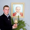  Adam Trzciński nie tylko dba o pamięć o Smoleńsku. Udziela się również bardzo aktywnie w życiu parafii katedralnej, a w domu ma relikwie  bł. Jana Pawła II