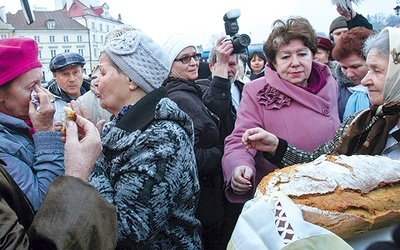  Tradycyjne przywitanie na polskiej ziemi – chlebem i solą