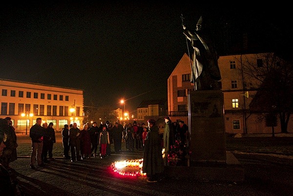  Prawie połowę modlących się stanowiła młodzież, która przyszła sama, bez towarzystwa rodziców czy dziadków 