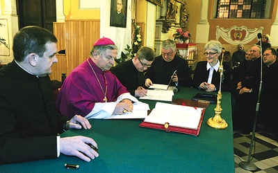Po złożeniu uroczystej przysięgi członkowie trybunału składali podpisy na dokumentach rozpoczynających proces beatyfikacyjny