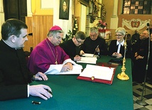 Po złożeniu uroczystej przysięgi członkowie trybunału składali podpisy na dokumentach rozpoczynających proces beatyfikacyjny