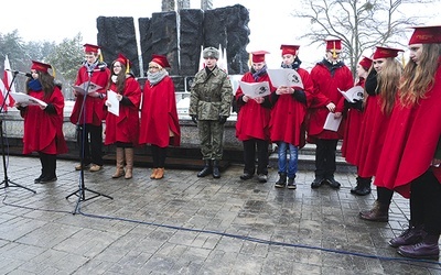 Na rocznicowe uroczystości program artystyczny przygotowali uczniowie z I LO  im. Mikołaja Kopernika