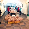 Jedną z ostatnich akcji charytatywnych płockiej Caritas było śniadanie wielkanocne dla osób biednych i bezdomnych, które przygotowano na dziedzińcu opactwa pobendyktyńskiego