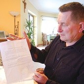 Emerytowany nauczyciel Grzegorz Bobrowski pokazuje wezwanie do spłaty zaciągniętej pożyczki
