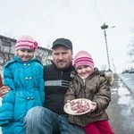 Sołtys Piątku Józef Stawiński  razem z córkami dokarmia  bociany