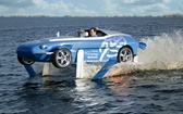 Rinspeed Splash. Auto amfibia Splash, czyli „plusk”. To amfibia, a więc pojazd jeżdżący po lądzie i pływający w wodzie. Gdy 825-kilogramowe auto wjeżdża do jeziora, uruchamia się hydrauliczny mechanizm i wyrastają mu płetwy. Dzięki nośnikom unosi się 60 centymetrów nad wodą, jakby leciał w powietrzu. I rozpędza się do 80 km/h.